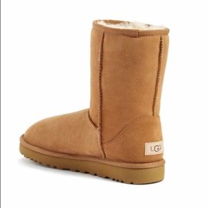 UGG Women’s Classic Short II Boot- Chestnut